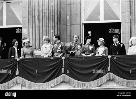 Il balcone di Buckingham Palace con Carlo e Diana