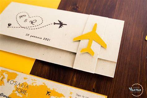Invito di matrimonio a tema viaggio con elementi grafici come aerei, valigie e mappe.