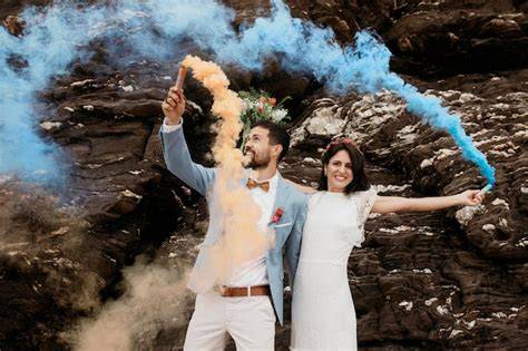 Coppia felice che celebra il proprio matrimonio
