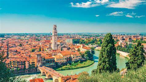 Vista notturna di Verona dalle colline
