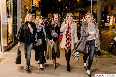 Gruppo di amiche che festeggia in un locale elegante