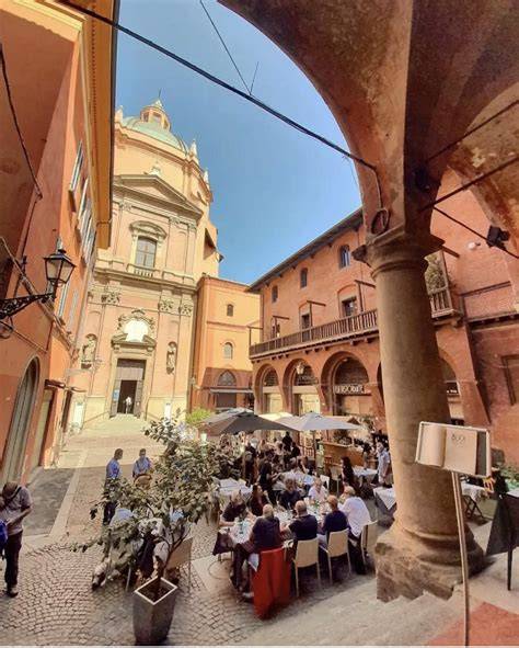 Esterno della Buca San Petronio con vista su Bologna