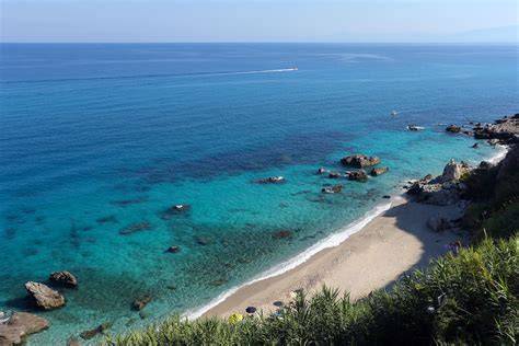 Spiaggia con acque cristalline sulla Costa degli Dei