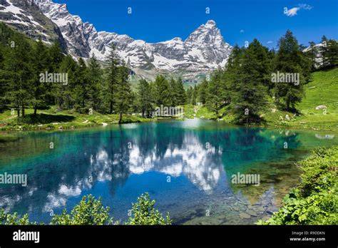 Lago alpino con montagne circostanti