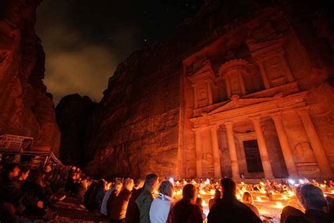 Petra illuminata da candele di notte