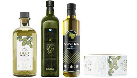 Bottiglie di olio extravergine d'oliva con etichette artigianali