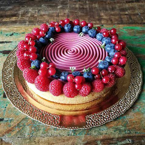 Decorazione torta nuziale con frutti di bosco