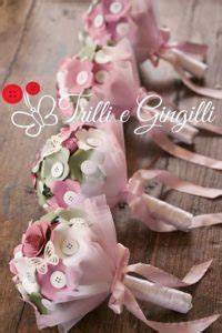 Bouquet per damigelle bimbe con fiori di carta e bottoni