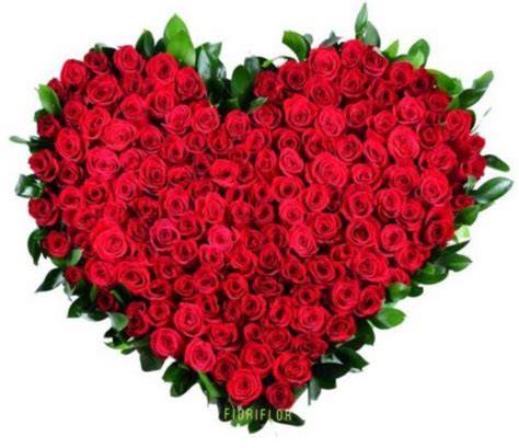 composizione floreale a forma di cuore con rose rosse