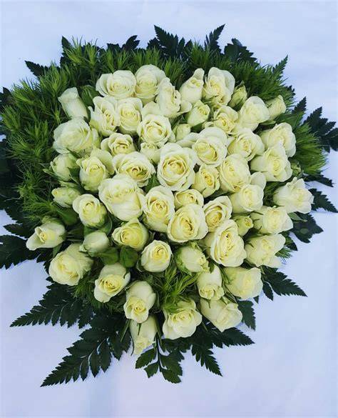 bouquet a forma di cuore con rose bianche e verdi