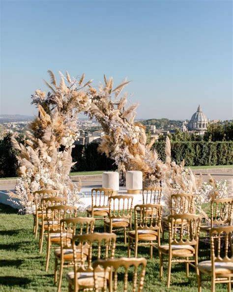 Foto di un allestimento floreale durante un matrimonio.