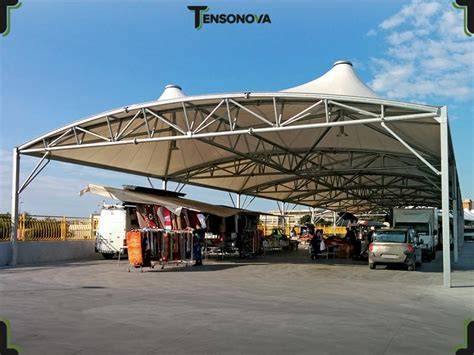 Diverse tipologie di tensostrutture per eventi