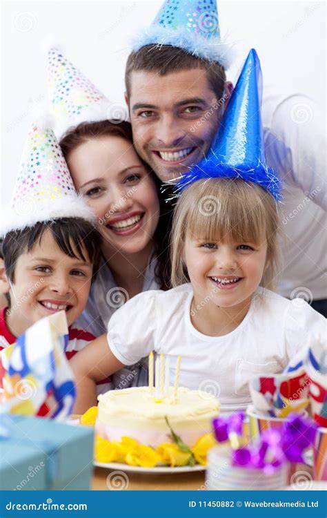 Famiglia felice che celebra un matrimonio
