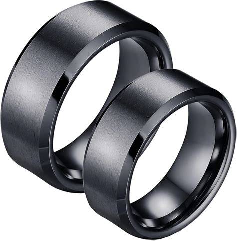 Diversi stili di fedi nuziali in oro nero da uomo