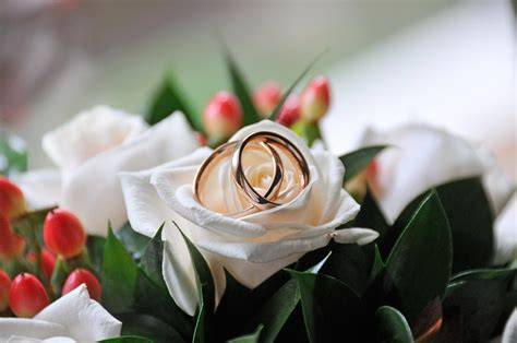 Anello nuziale d'oro come simbolo di impegno e amore eterno