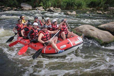 Gruppo di amici che fanno rafting su un fiume