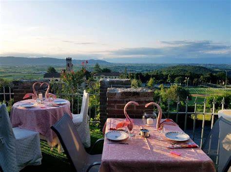 Terrazza panoramica del Castello Vicchiomaggio con vista sui vigneti al tramonto