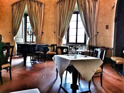 Interno della sala banchetti del Castello Vicchiomaggio addobbata per un matrimonio