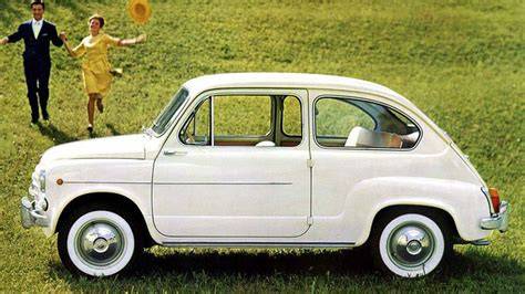 Famiglia italiana anni '60 con Fiat 600