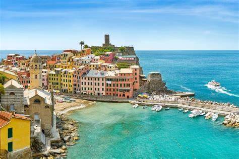 Vista panoramica delle Cinque Terre dalla barca
