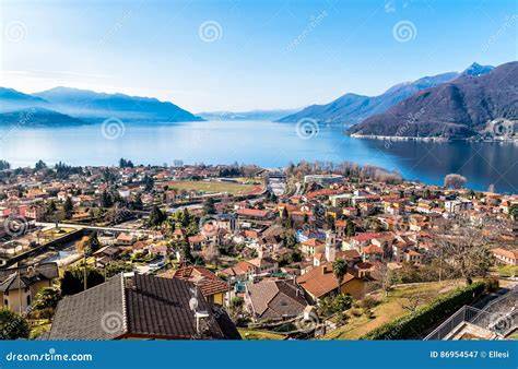 Vista panoramica del Lago Maggiore con ville storiche