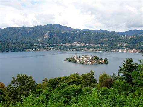 Borgo di Orta San Giulio con vista sul lago