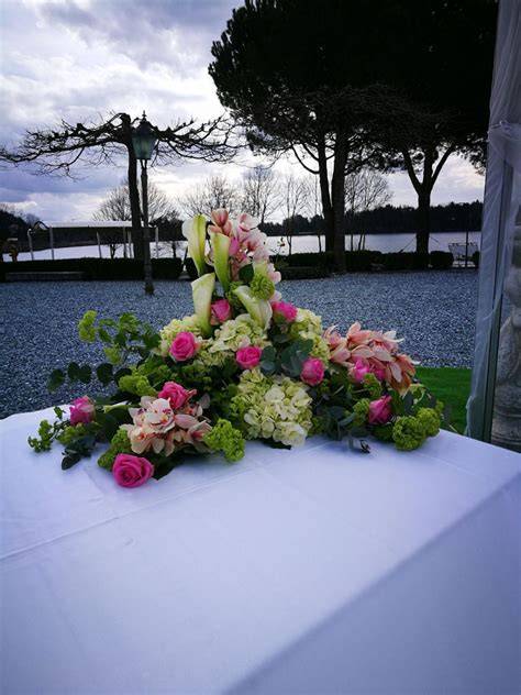 Dettaglio di un allestimento floreale per matrimonio sul lago