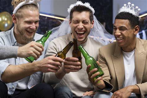 Coppia felice che festeggia insieme un addio al celibato e nubilato