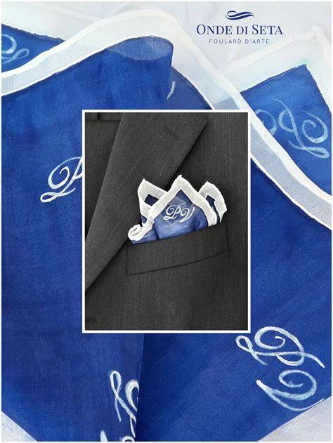 Uomo con abito elegante e fazzoletto da taschino
