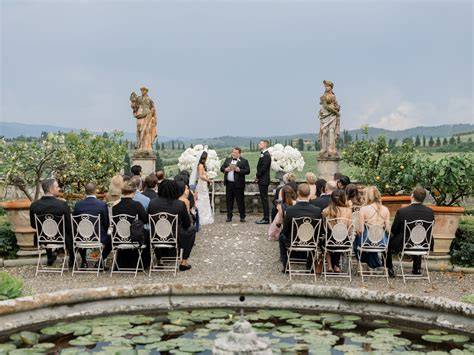 Coppia che scambia voti durante un matrimonio simbolico all'aperto