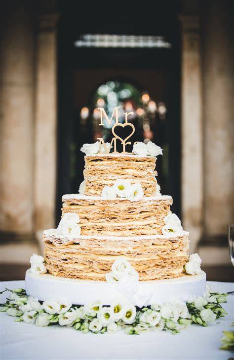 Una torta nuziale a più piani di grandi dimensioni