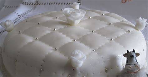 Dettagli torta nuziale effetto trapuntato con perline
