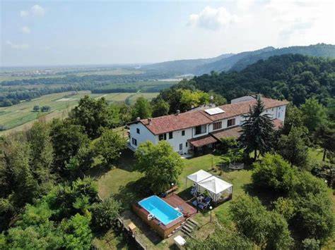 Vista aerea di Cascina Scova con parco e piscine