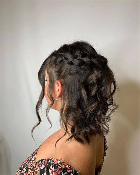 semiraccolto capelli medi matrimonio invitata con treccia laterale