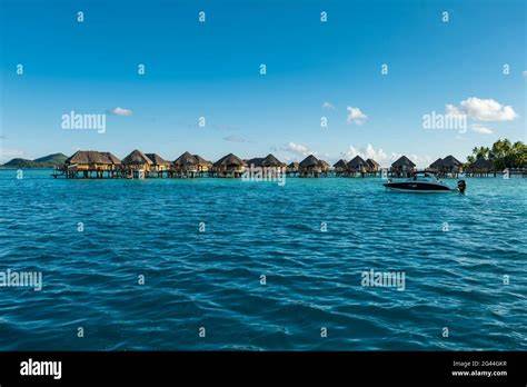 Laguna di Bora Bora con bungalow sull'acqua
