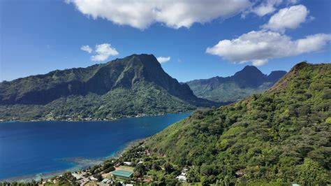 Vista di Moorea con le sue montagne verdi e la laguna turchese