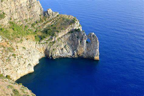 Vista panoramica della costa cilentana da una barca
