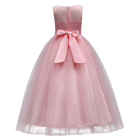 Composizione di fiori rosa per damigella bambina
