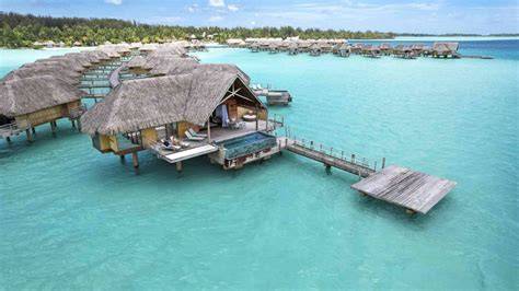 Panorama di Bora Bora con bungalow su palafitte