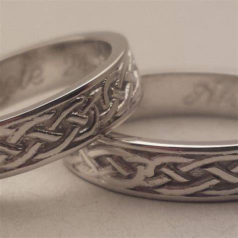 Esempi di fedi nuziali celtiche con diversi simboli