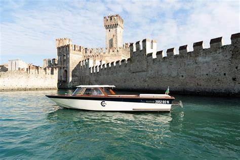 Motoscafo privato sul Lago di Garda con vista su Sirmione