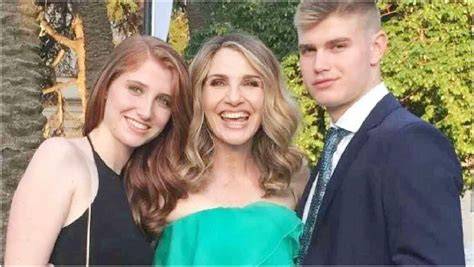 Lorella Cuccarini con il figlio Giorgio e la futura nuora Sole Galanti