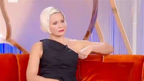 Antonella Elia in studio televisivo