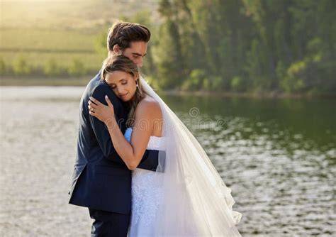 Immagine di una sposa e uno sposo in abiti da matrimonio
