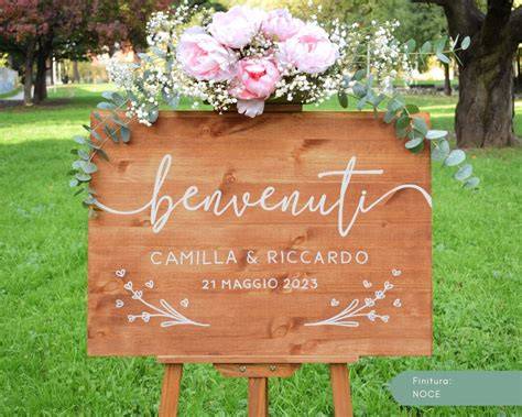 Dettaglio di una scritta in legno per matrimonio con finitura dorata