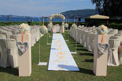 Matrimonio in giardino con scritte in legno e decorazioni floreali