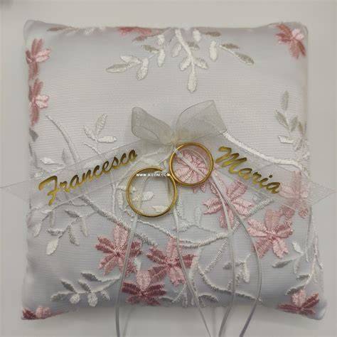 cuscino porta fedi con decorazioni floreali