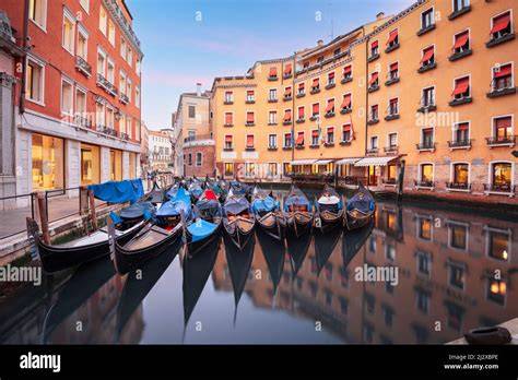 Panorama di Venezia con gondole e canali