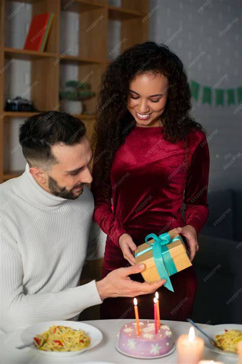 coppia felice che festeggia il matrimonio