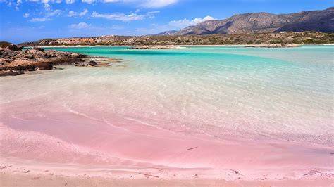 Vista panoramica di una spiaggia a Creta con acque turchesi
